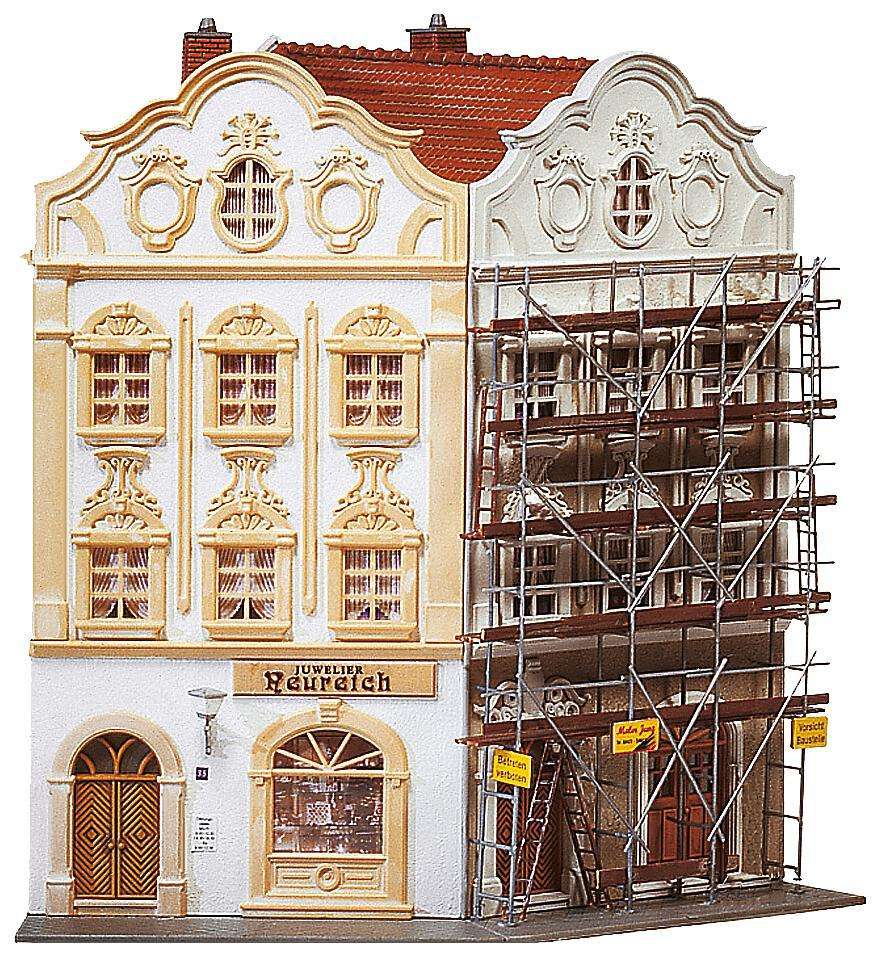 Winkel-Stadthaus mit Malergerüst | Alte Bekannte | Aus der Reihe |  Miniaturwelten | FALLER Online-Shop